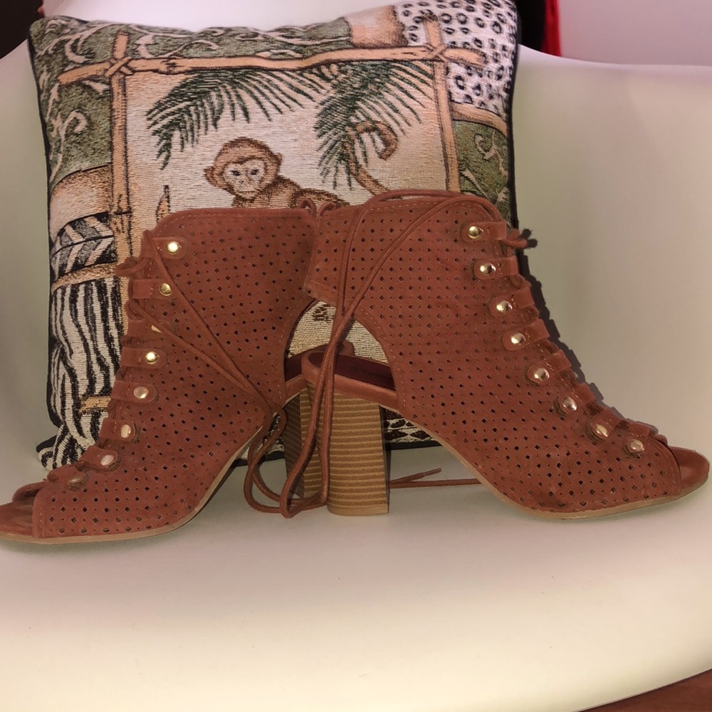 Heels - Picture 2 of 3